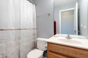 71 W Chatham Ln, Round Lake, IL 60073 - Photo 21