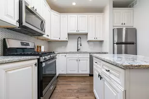 445 W Surf St, Chicago, IL 60657 - Photo 15
