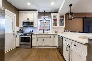 7931 S Paxton Ave, Chicago, IL 60617 - Photo 5