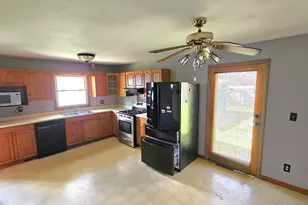 903 W 10th St, Belvidere, IL 61008 - Photo 3