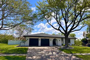 6603 Chaucer Rd, Willowbrook, IL 60527 - Photo 1