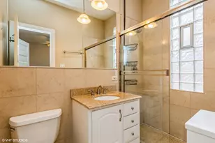 3722 N Bosworth Ave, Chicago, IL 60613 - Photo 29