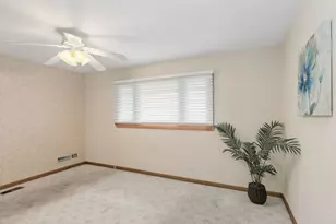 927 Gregory Ln, Schaumburg, IL 60193 - Photo 17