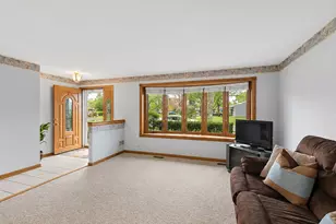 927 Gregory Ln, Schaumburg, IL 60193 - Photo 3