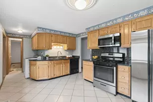 927 Gregory Ln, Schaumburg, IL 60193 - Photo 9