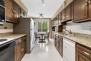 8100 W Foster Ln, Niles, IL 60714 - Photo 11