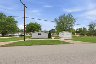 137 E 7th St, Coal Valley, IL 61240 - Photo 23