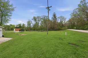 137 E 7th St, Coal Valley, IL 61240 - Photo 25