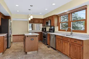 1694 Hampshire Dr, Elk Grove Village, IL 60007 - Photo 11