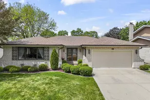 404 S Helena Ave, Mount Prospect, IL 60056 - Photo 1
