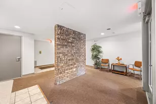 425 Walnut Creek Ln, Lisle, IL 60532 - Photo 3