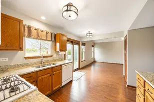 909 Fox Chase Dr Dr, Round Lake Beach, IL 60073 - Photo 9