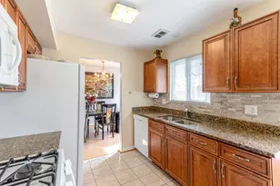 2 Sandhurst Rd, Mundelein, IL 60060 - Photo 9