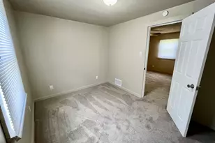 915 Chartres St, Lasalle, IL 61301 - Photo 9