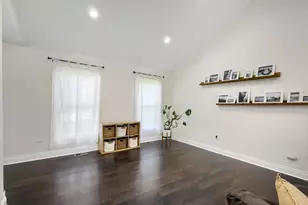 1310 W Darlington Cir, Hoffman Estates, IL 60169 - Photo 9