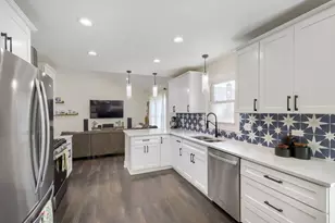 1310 W Darlington Cir, Hoffman Estates, IL 60169 - Photo 5