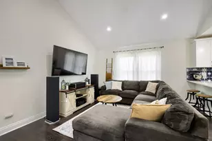 1310 W Darlington Cir, Hoffman Estates, IL 60169 - Photo 7