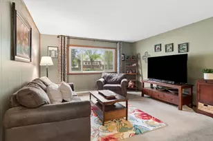 4 S Cypress Ln, North Aurora, IL 60542 - Photo 3
