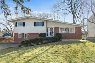 657 Lomond Dr, Mundelein, IL 60060 - Photo 1