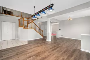 829 Red Barn Ln, Elgin, IL 60124 - Photo 5