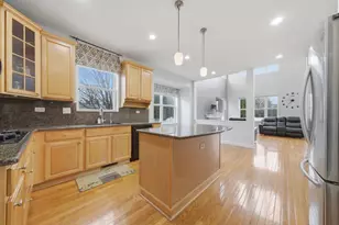 217 Sunbury Dr, Saint Charles, IL 60175 - Photo 5