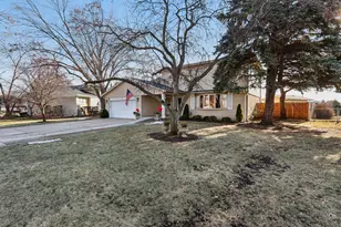2019 E Avon Ln, Arlington Heights, IL 60004 - Photo 3