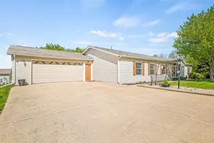 8438 Hickory Tree Dr, Machesney Park, IL 61115 - Photo 3