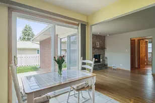 1600 E Linden Ln, Mount Prospect, IL 60056 - Photo 9