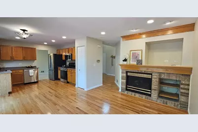 450 Rosewood Crossing, Lindenhurst, IL 60046 - Photo 5