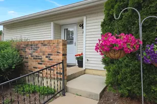 19 Wintergreen Ct, Woodridge, IL 60517 - Photo 3
