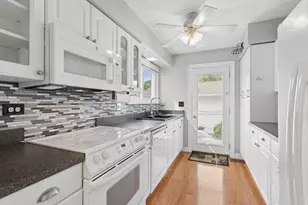 19 Wintergreen Ct, Woodridge, IL 60517 - Photo 7