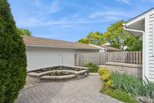 19 Wintergreen Ct, Woodridge, IL 60517 - Photo 17