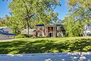 1040 Forest Hill Rd, Lake Forest, IL 60045 - Photo 3