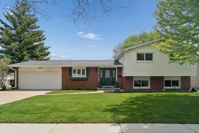 2305 N Williamsburg Street, Arlington Heights, IL 60004 - Photo 1