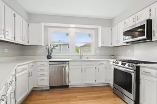 4255 Oak Knoll Ln, Hoffman Estates, IL 60192 - Photo 9