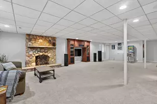 40W310 Waterford Ln, Saint Charles, IL 60175 - Photo 17