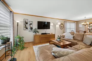 569 Rose Ln, Bartlett, IL 60103 - Photo 5
