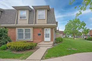 718 Newton Ct, Schaumburg, IL 60193 - Photo 1