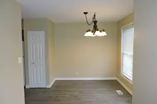 1334 Gloucester Cir, Carol Stream, IL 60188 - Photo 7