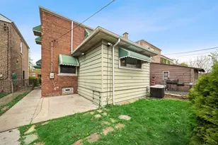 8906 S Crandon Ave, Chicago, IL 60617 - Photo 21