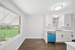 8906 S Crandon Ave, Chicago, IL 60617 - Photo 9