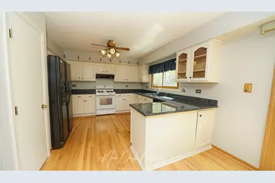 17271 W Huntington Circle, Grayslake, IL 60030 - Photo 9