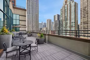 100 E Huron St, Chicago, IL 60611 - Photo 17