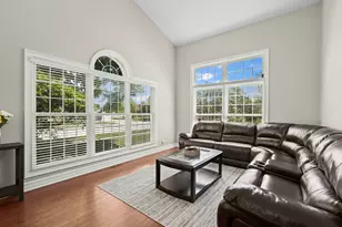301 Lynwood Cir, Bloomingdale, IL 60108 - Photo 3