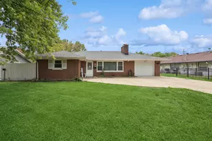 566 Michigan Ave, Aurora, IL 60506 - Photo 1