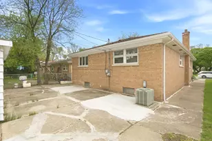 8642 Gross Point Rd, Skokie, IL 60077 - Photo 25