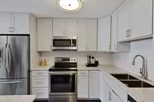 1555 N Sandburg Terrace, Chicago, IL 60610 - Photo 5