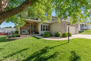 704 Hawk Dr, Mahomet, IL 61853 - Photo 3