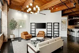 225 W Huron St, Chicago, IL 60654 - Photo 3