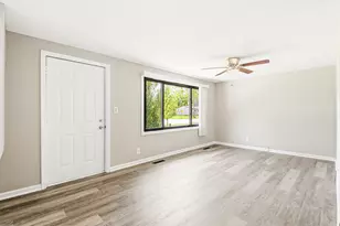 58 Golfview Ln, Carpentersville, IL 60110 - Photo 3